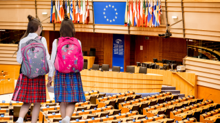 Unijne instytucje osiągnęły porozumienie w sprawie nowej dyrektywy mającej chronić dzieci przed wykorzystywaniem seksualnym. Pojawi się zakaz generowania deepfake'ów przez AI.