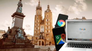 Rynek w Krakowie z laptopem oraz smartfonami z logami wyszukiwarki Google, Google Chrome oraz Google Maps.