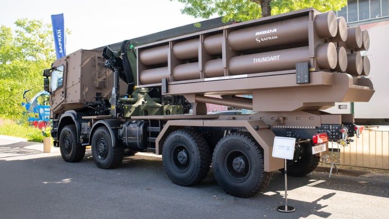 Wieloprowadnicowa wyrzutnia rakiet MBDA-Safran Thundart na podwoziu samochodowym Scania z napędem 8x8 i opancerzoną kabiną Essonne Sécurité podczas targów przemysłu obronnego Eurosatory 2026 w Paryżu.