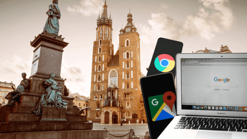 Rynek w Krakowie z laptopem oraz smartfonami z logami wyszukiwarki Google, Google Chrome oraz Google Maps.