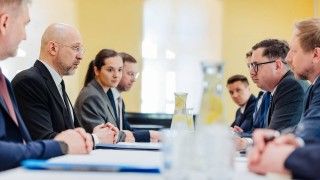 Ministrowie energii Polski i Ukrainy - Miłosz Motyka i Denys Szmyhal.