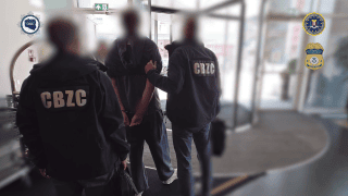 Grupa cyberprzestępców klonowała numery telefonów i włamywała się na konta na giełdach kryptowalutowych, kradnąc miliony złotych. Wszystkich zatrzymało CBZC.