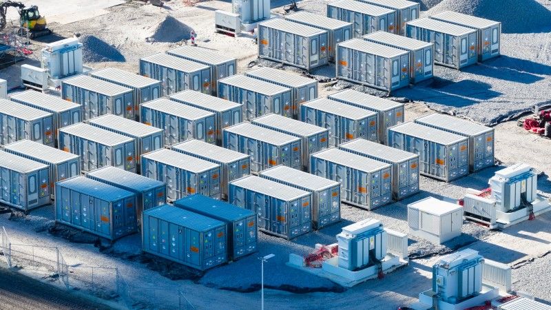widok z góry na przemysłowe bateryjne magazyny energii