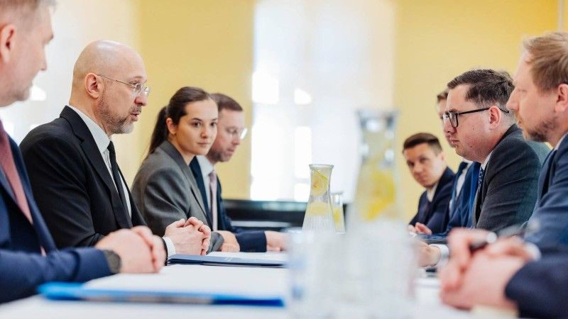 Ministrowie energii Polski i Ukrainy - Miłosz Motyka i Denys Szmyhal.