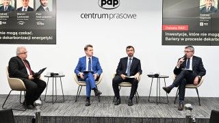 Prelegenci podczas panelu na scenie