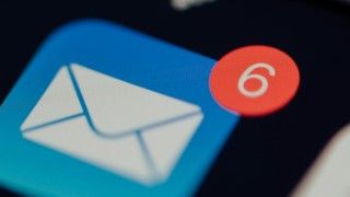 E-maile bez szyfrowania TLS są przekazywane otwartym tekstem. Zalecenia Pełnomocnika Rządu ds. Cyberbezpieczeństwa wskazują, jak można zabezpieczyć korespondencję elektroniczną.