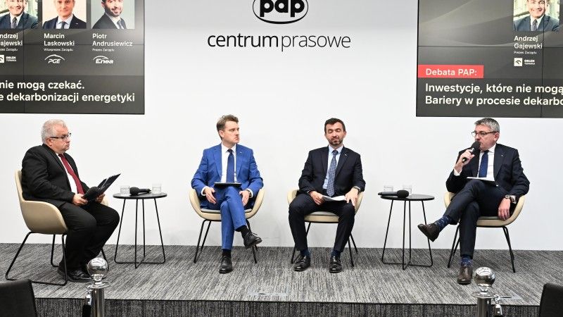 Prelegenci podczas panelu na scenie