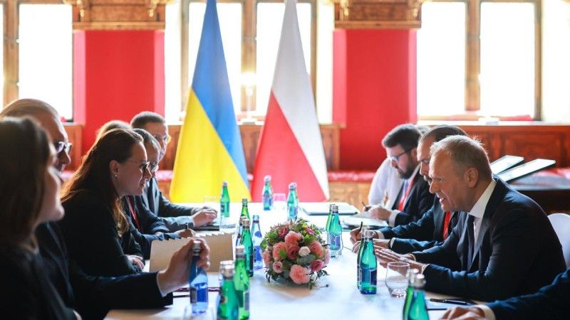 Rozmowa premiera Polski Donalda Tuska z premier Ukrainy Julią Swyrydenko w czasie Konferencji na rzecz Odbudowy Ukrainy w Gdańsku.