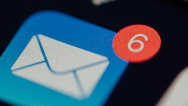 E-maile bez szyfrowania TLS są przekazywane otwartym tekstem. Zalecenia Pełnomocnika Rządu ds. Cyberbezpieczeństwa wskazują, jak można zabezpieczyć korespondencję elektroniczną.