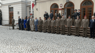 Wicepremier i minister obrony narodowej Władysław Kosiniak-Kamysz wręczył oficerom Wojska Polskiego decyzje o wyznaczeniu na nowe stanowiska służbowe.