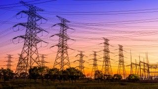 Linie energetyczne na tle zachodzącego słońca.
