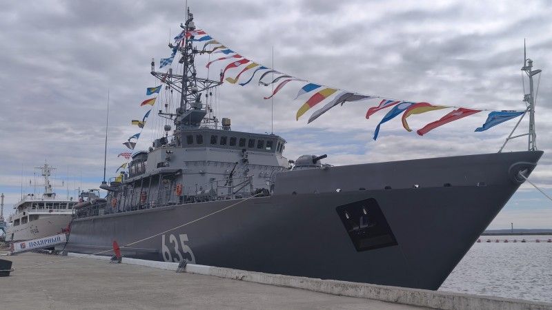 Podniesienie bandery na niszczycielu min Polarnyj (635).