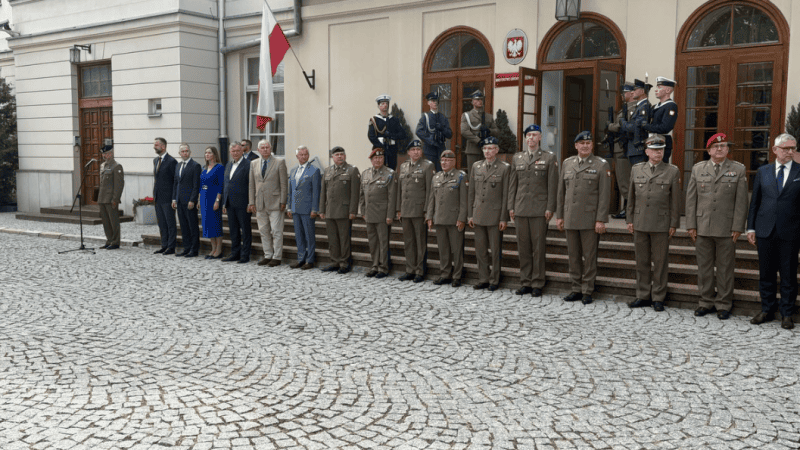 Wicepremier i minister obrony narodowej Władysław Kosiniak-Kamysz wręczył oficerom Wojska Polskiego decyzje o wyznaczeniu na nowe stanowiska służbowe.