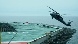 Manewry śmigłowca Black Hawk nad platformą wiertniczą