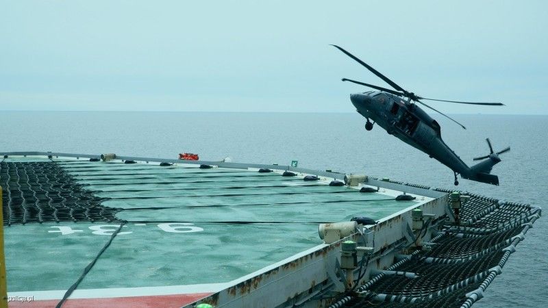 Manewry śmigłowca Black Hawk nad platformą wiertniczą