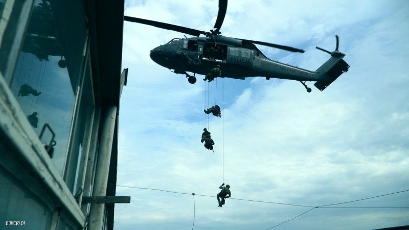 Funkcjonariusze BOA spuszczają się na linie ze śmigłowca Black Hawk podczas ćwiczeń