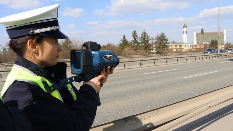 Policjantka z miernikiem prędkości