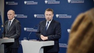 Marcin Kierwiński i Czesław Mroczek podczas konferencji w MSWiA