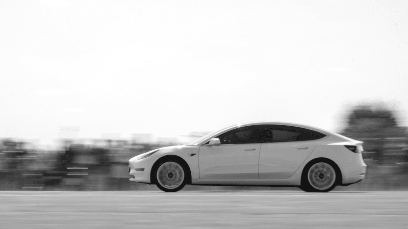 Rozpędzona Tesla Model 3.