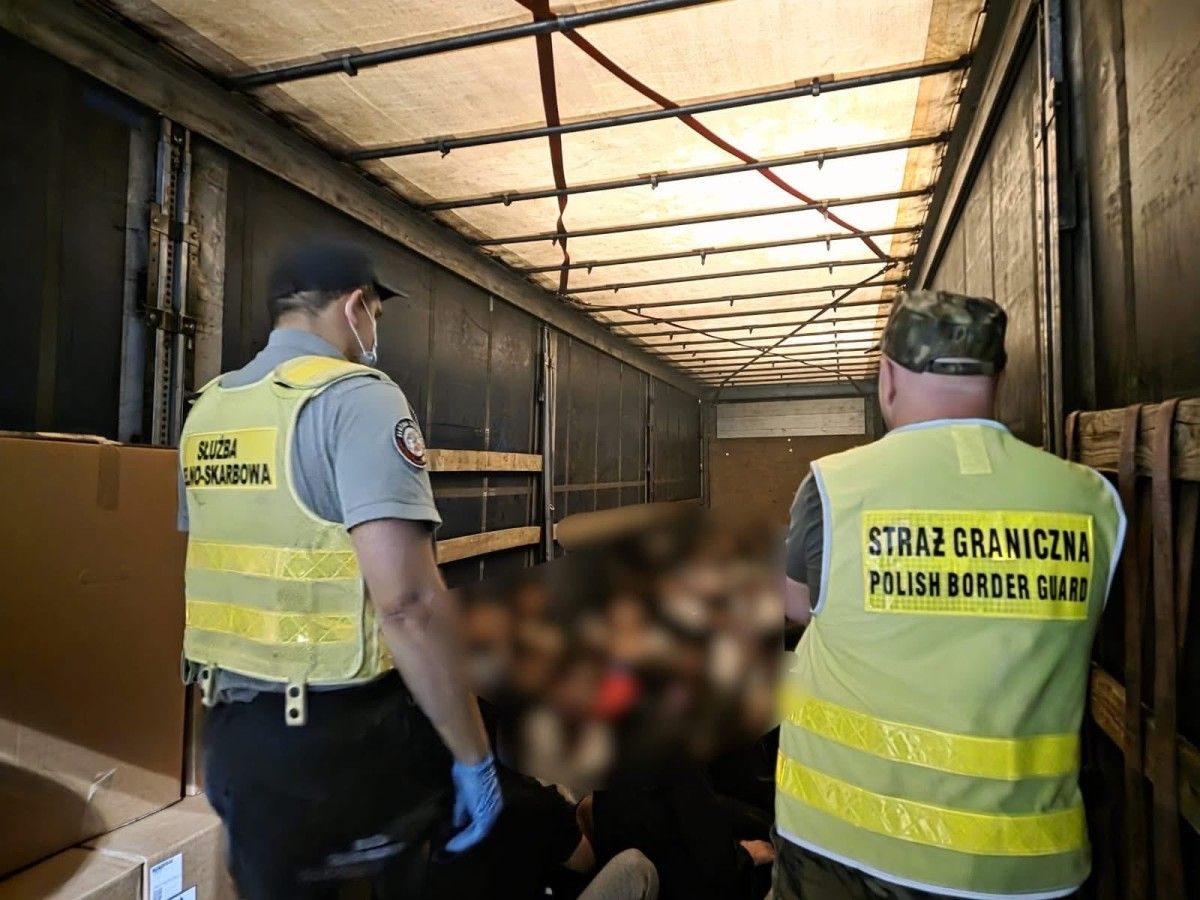 Tir pełen nielegalnych migrantów zatrzymany na polskiej granicy