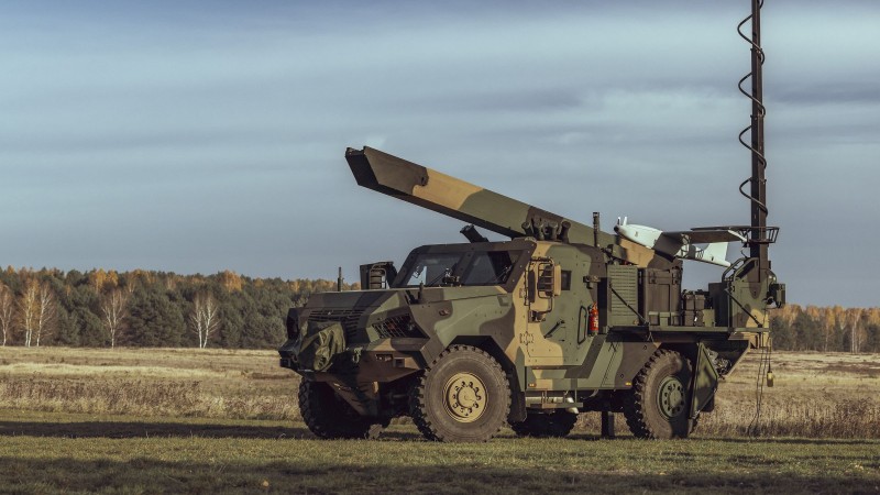 Wóz-wyrzutnia bezzałogowego systemu poszukiwawczo-uderzeniowego (BSP-U) Gladius. Podwoziem bazowym jest lekki pojazd taktyczny Waran (Patriot II).