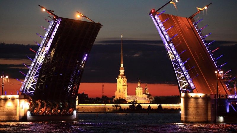 Most Pałacowy nad rzeką Newą w Sankt Petersburgu