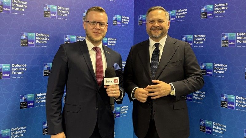 Konrad Gołota, sekretarz stanu w Ministerstwie Aktywów Państwowych (z prawej), oraz dr Aleksander Olech, redaktor naczelny Defence24.com, rozmawiają podczas forum przemysłu obronnego na szczycie NATO w Ankarze, 7 lipca 2026 roku.