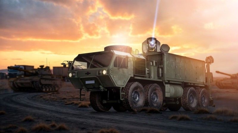 Wizualizacja laserowego systemu broni skierowanej energii (LSBSE) Iron Beam-M o mocy ok. 50 kW. Na ilustracji system osadzono na terenowym samochodzie ciężarowym Oshkosh HEMTT.