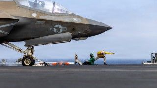 F-35C Korpusu Piechoty Morskiej Stanów Zjednoczonych przygotowuje się do startu z USS Abraham Lincoln (CVN 72) na Morzu Arabskim.