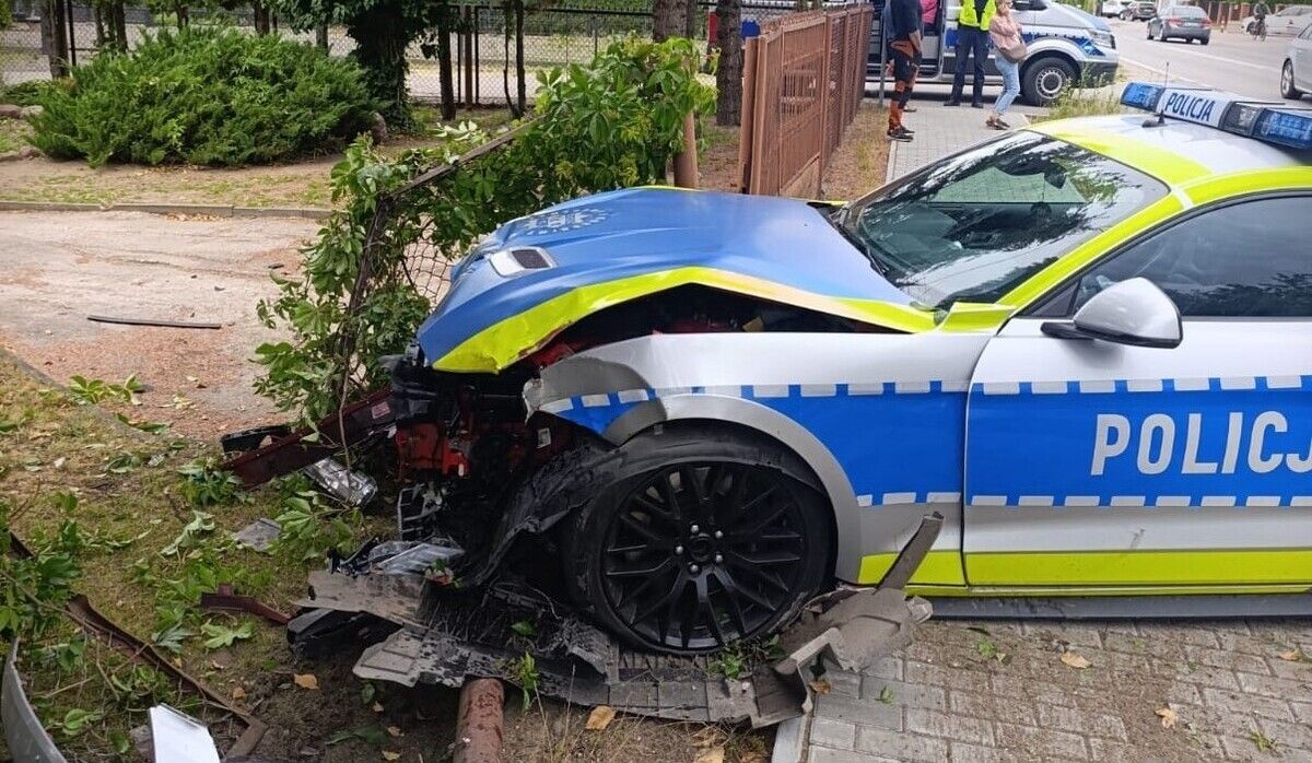 Policyjny Mustang rozbity na Mazowszu