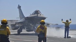 Start myśliwca Rafale z pokładu Charles de Gaulle