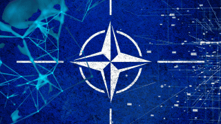 Flaga NATO z cyfrowymi wstawkami.