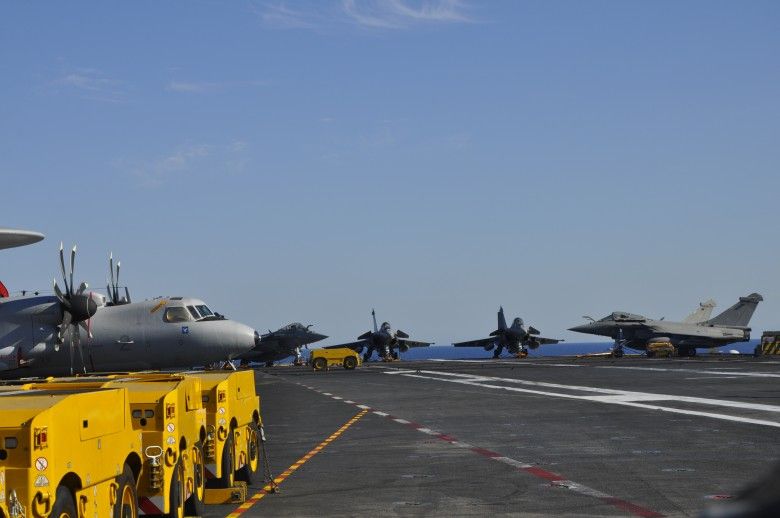 Myśliwce Rafale i E-2C Hawkaye na pokładzie Charles de Gaulle