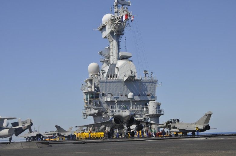 Myśliwce Rafale na pokładzie Charles de Gaulle