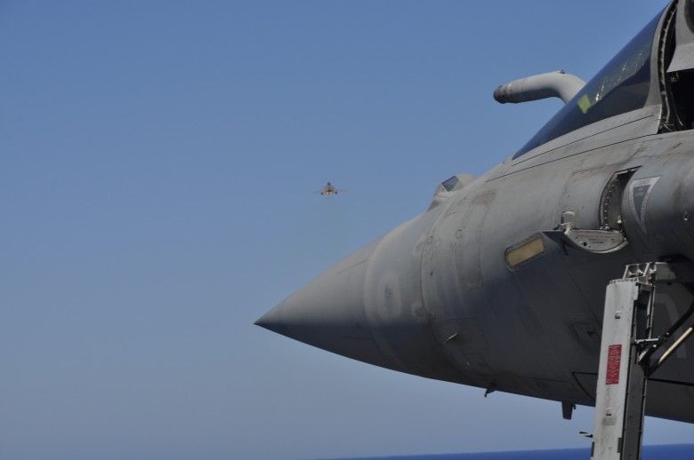 Start myśliwca Rafale z pokładu Charles de Gaulle