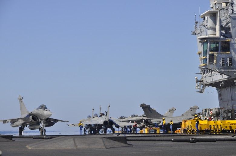 Myśliwce Rafale na pokładzie Charles de Gaulle