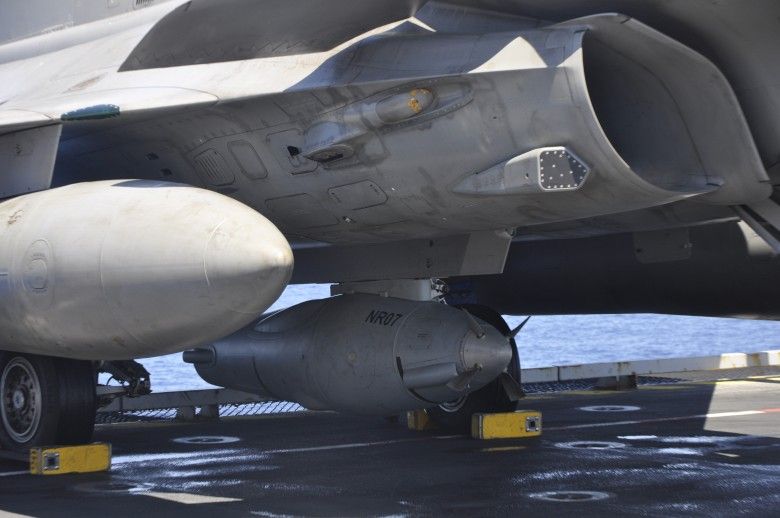 System tankowania w locie N220B podczepiony pod myśliwiec Rafale