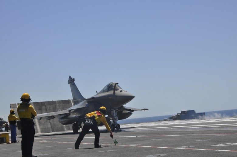 Start myśliwca Rafale z pokładu Charles de Gaulle
