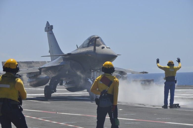 Start myśliwca Rafale z pokładu Charles de Gaulle