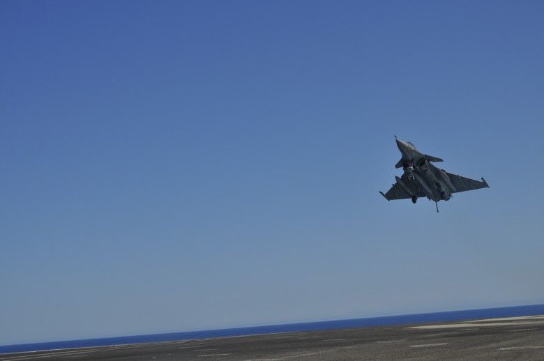 Lądowanie Rafale na pokładzie Charles de Gaulle