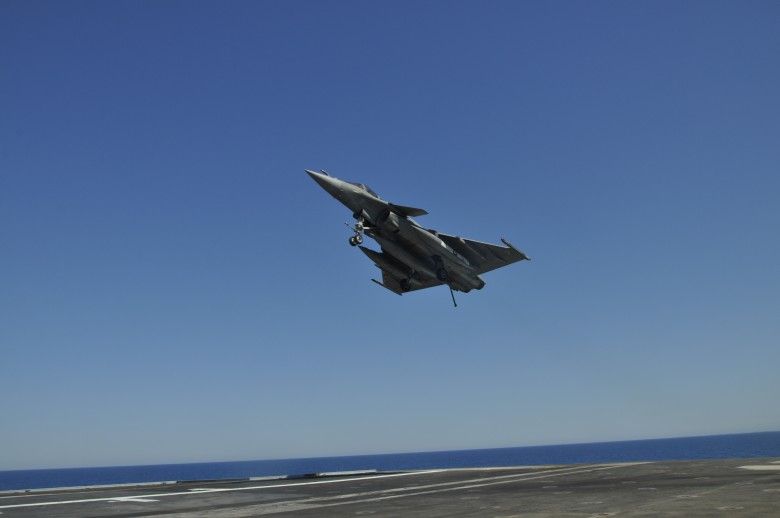 Lądowanie Rafale na pokładzie Charles de Gaulle