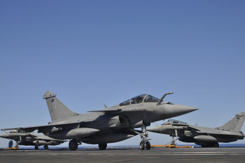 Myśliwce Rafale na pokładzie Charles de Gaulle