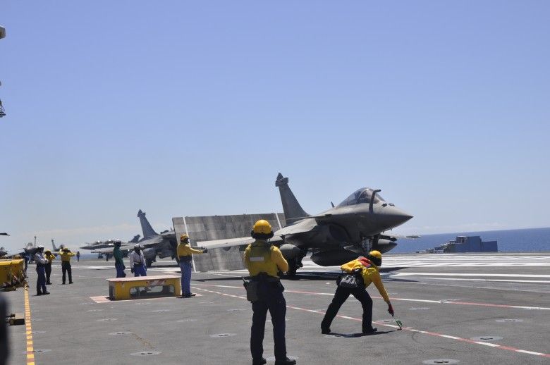 Start myśliwca Rafale z pokładu Charles de Gaulle