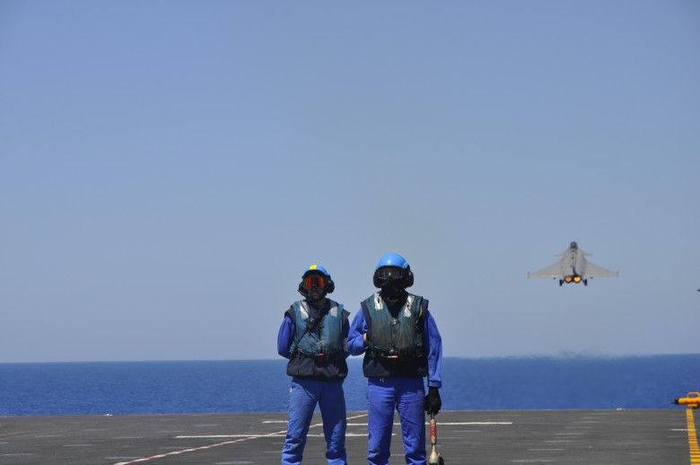 Start myśliwca Rafale z pokładu Charles de Gaulle
