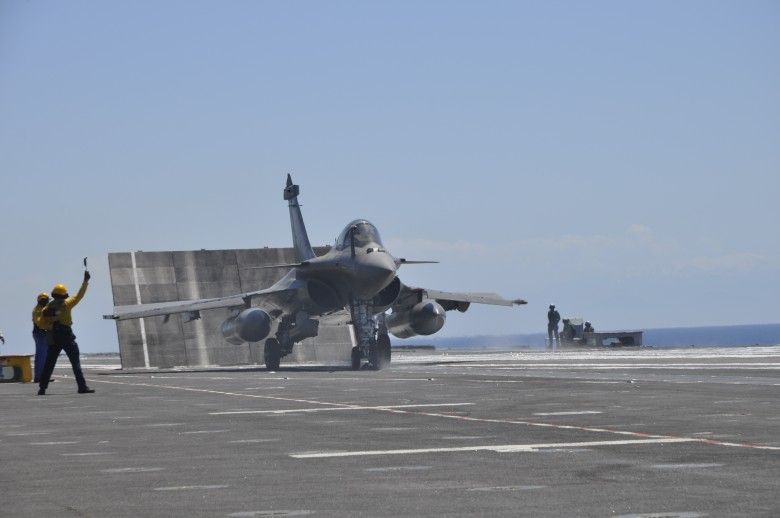 Start myśliwca Rafale z pokładu Charles de Gaulle