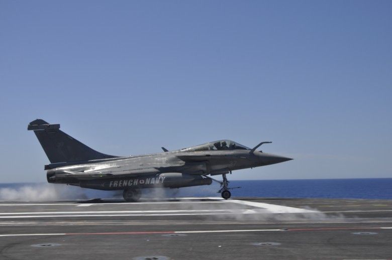 Start myśliwca Rafale z pokładu Charles de Gaulle