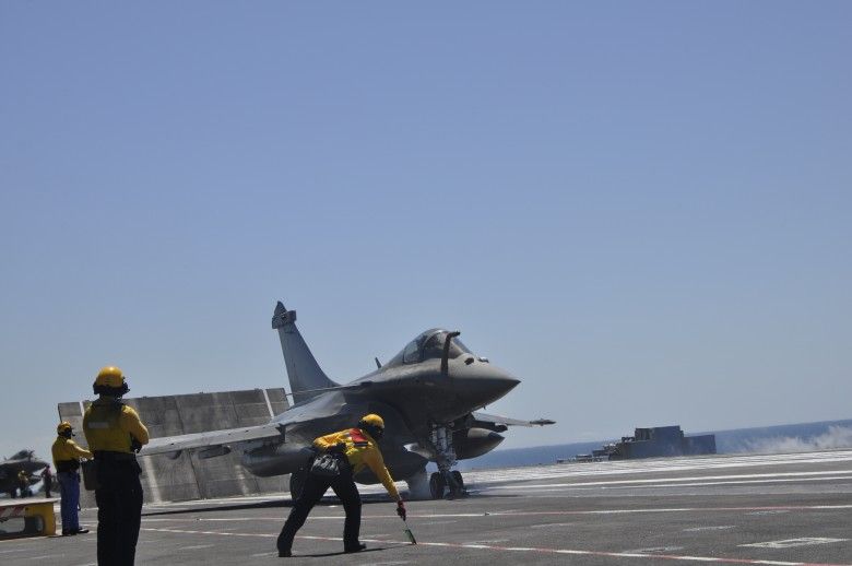 Start myśliwca Rafale z pokładu Charkes de Gaulle