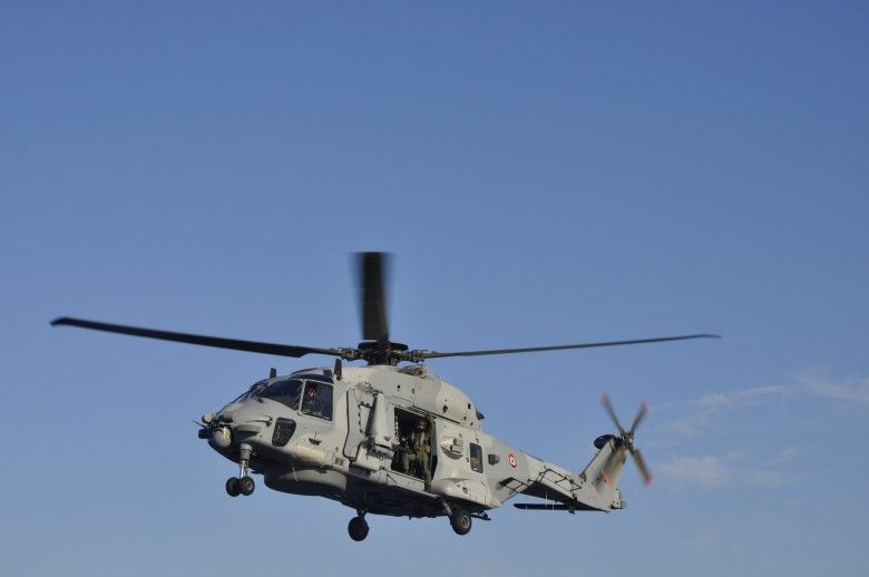 Lądowanie NH-90 na pokładzie Charles de Gaulle