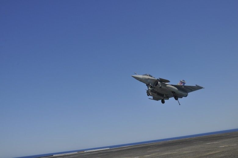 Lądowanie Rafale na pokładzie Charles de Gaulle