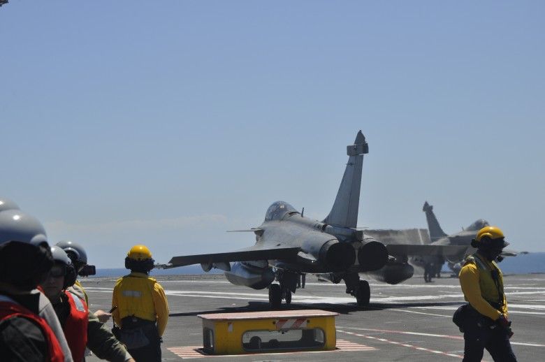 Myśliwiec Rafale na pokładzie Charles de Gaulle